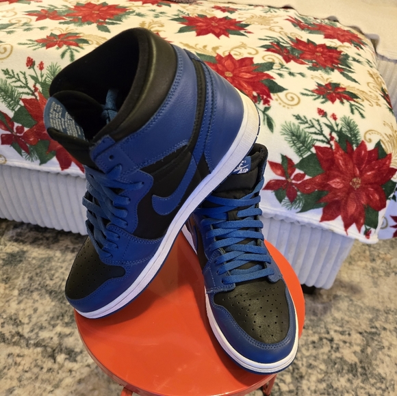 MENS JORDANS - Picture 2 of 3